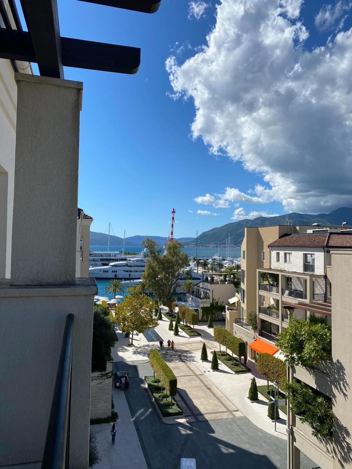 Porto Montenegro Luxury * טיווט